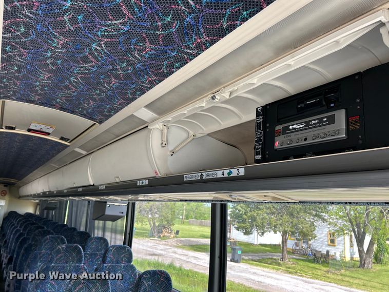 image for item EK4552 2001 MCI E4500 coach bus