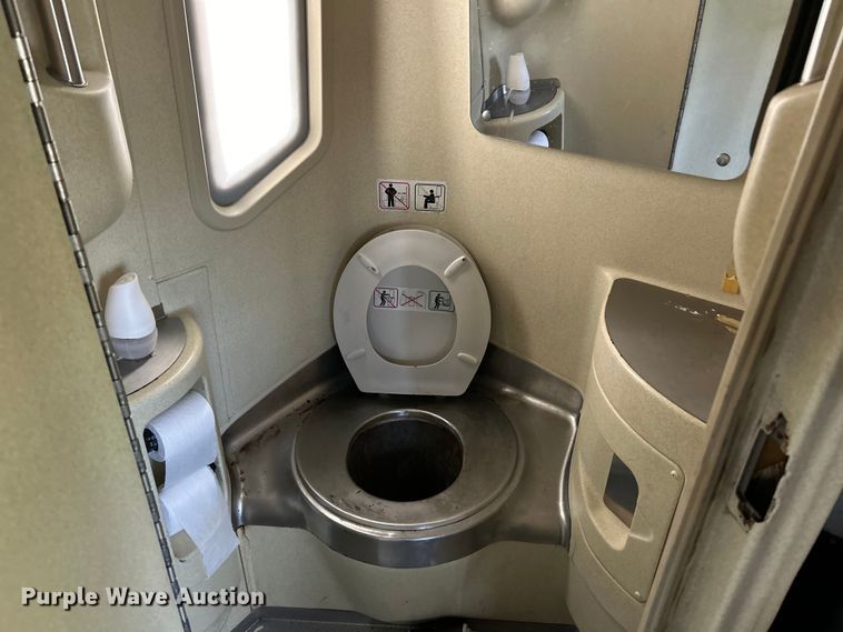 image for item EK4552 2001 MCI E4500 coach bus