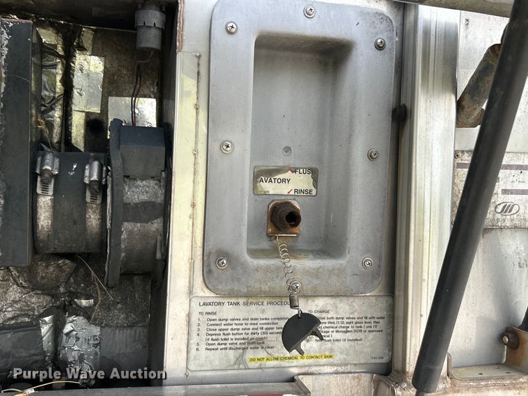 image for item EK4552 2001 MCI E4500 coach bus