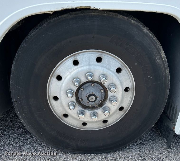 image for item EK4552 2001 MCI E4500 coach bus