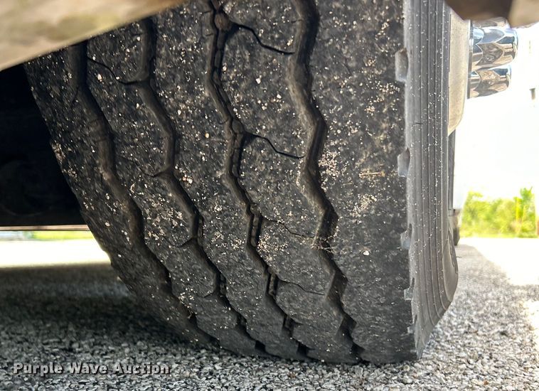 image for item EK4552 2001 MCI E4500 coach bus