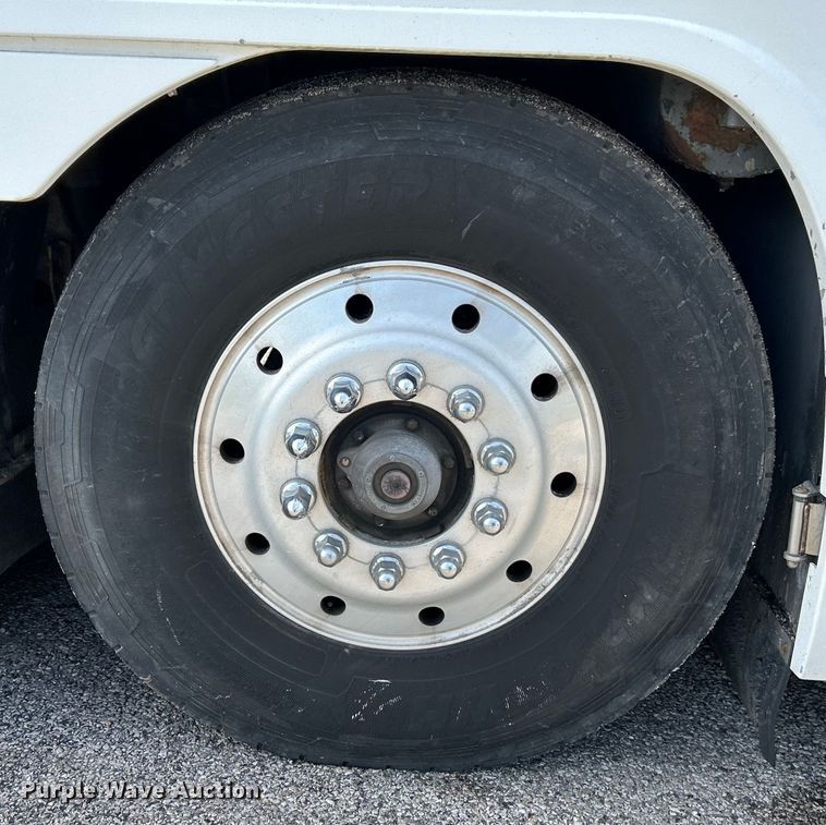 image for item EK4552 2001 MCI E4500 coach bus