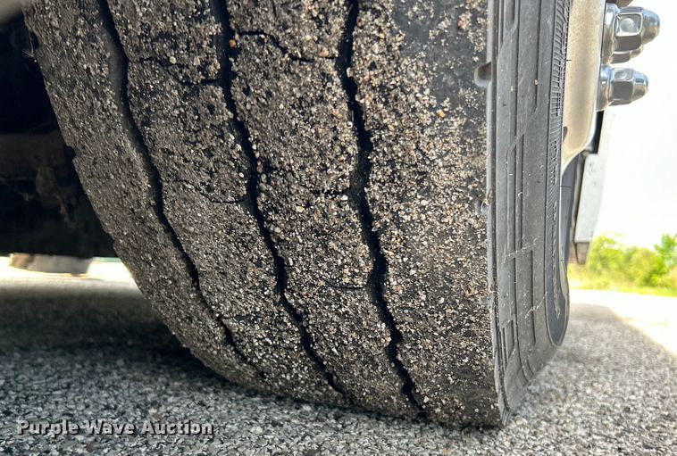 image for item EK4552 2001 MCI E4500 coach bus