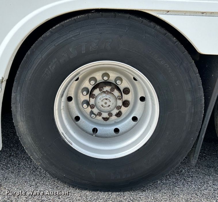 image for item EK4552 2001 MCI E4500 coach bus