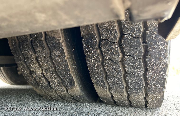 image for item EK4552 2001 MCI E4500 coach bus