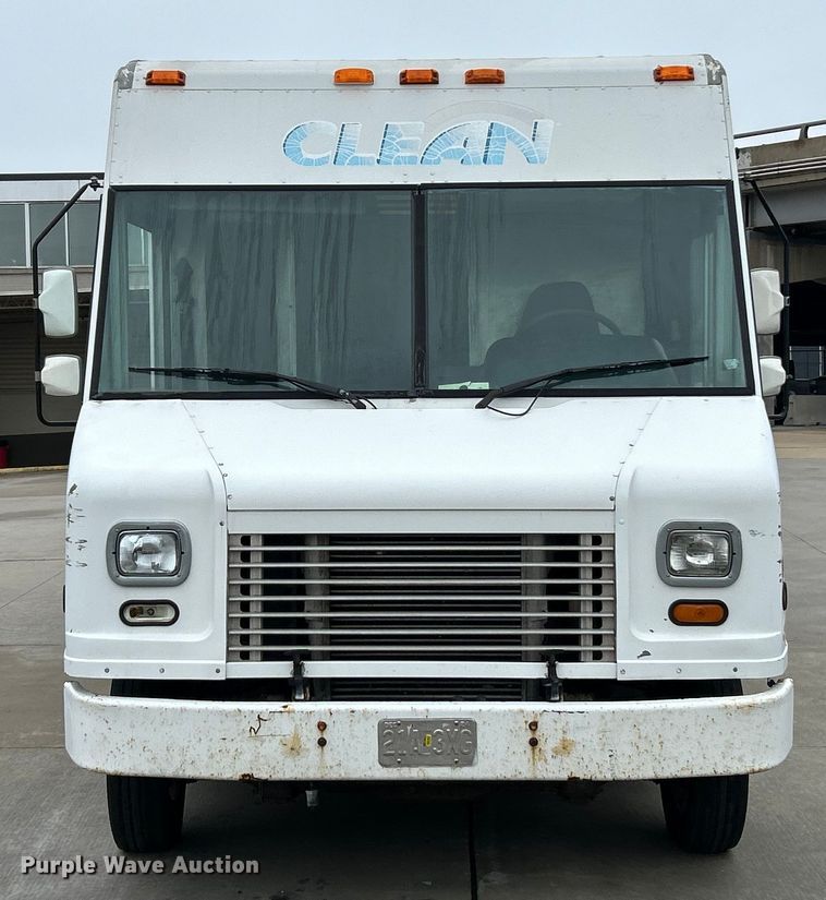 image for item EK4562 2007 Freightliner MT45 delivery truck