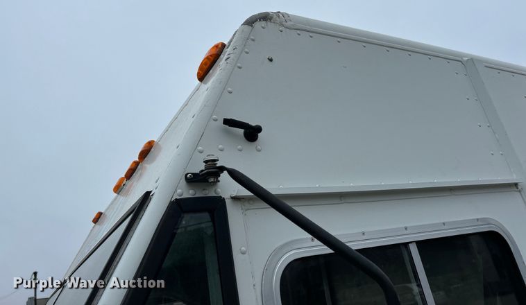 image for item EK4562 2007 Freightliner MT45 delivery truck