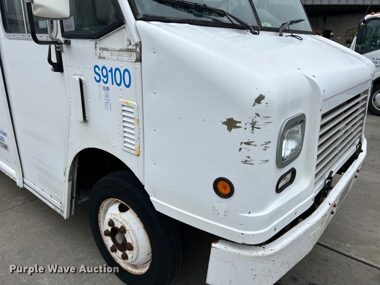 image for item EK4562 2007 Freightliner MT45 delivery truck