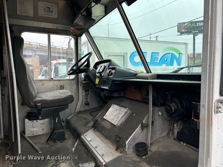 image for item EK4562 2007 Freightliner MT45 delivery truck