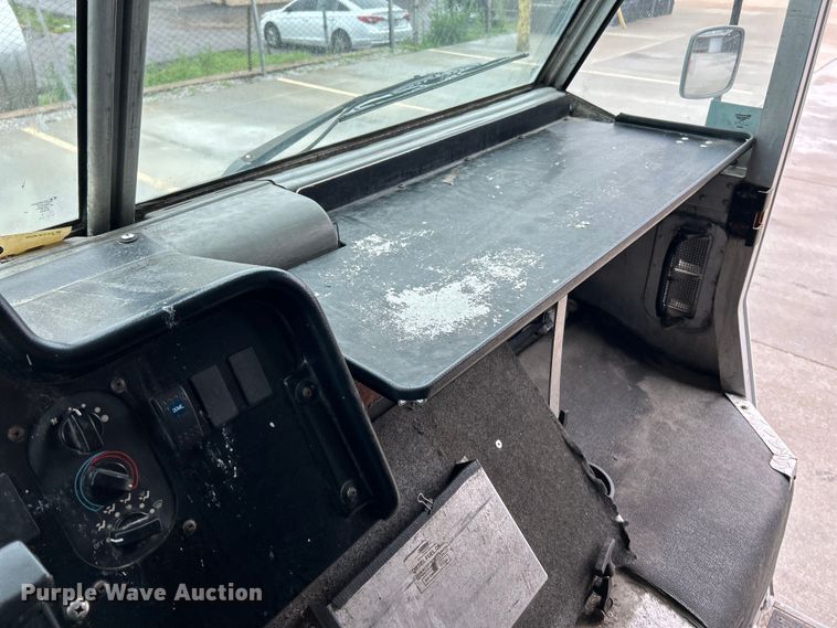 image for item EK4562 2007 Freightliner MT45 delivery truck