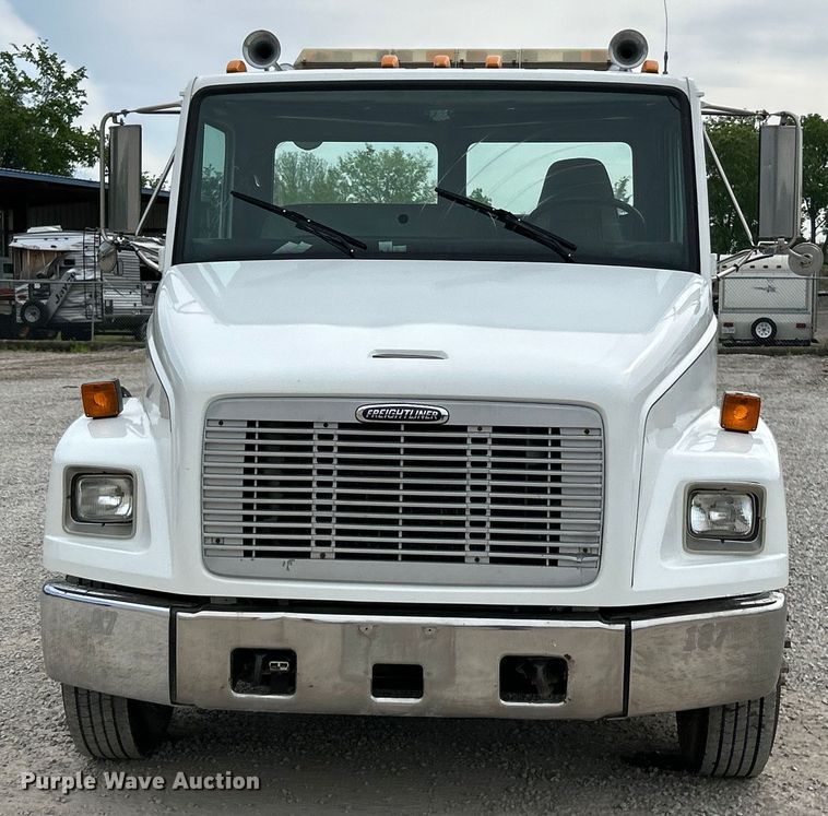 image for item EK4573 2001 Freightliner FL60 rollback truck