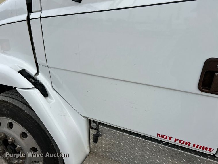 image for item EK4573 2001 Freightliner FL60 rollback truck