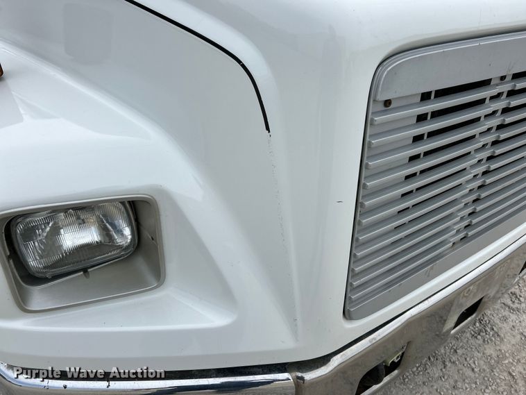 image for item EK4573 2001 Freightliner FL60 rollback truck
