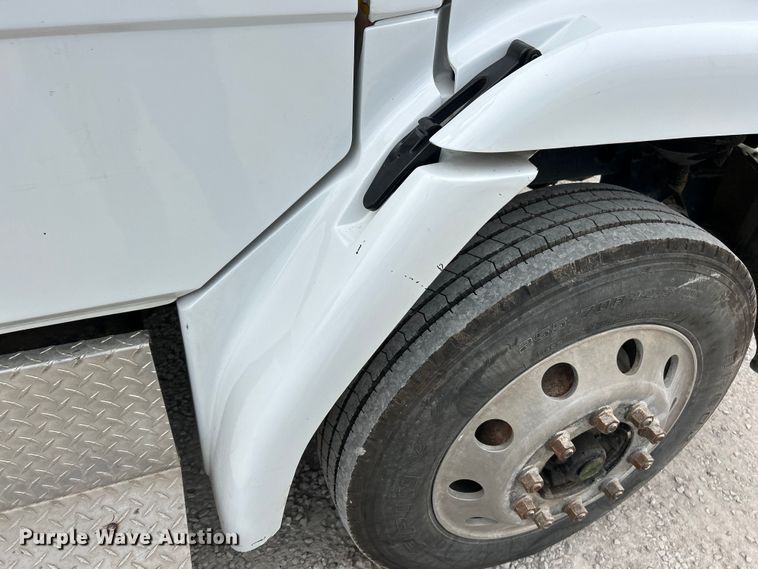 image for item EK4573 2001 Freightliner FL60 rollback truck