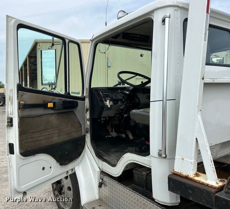 image for item EK4573 2001 Freightliner FL60 rollback truck