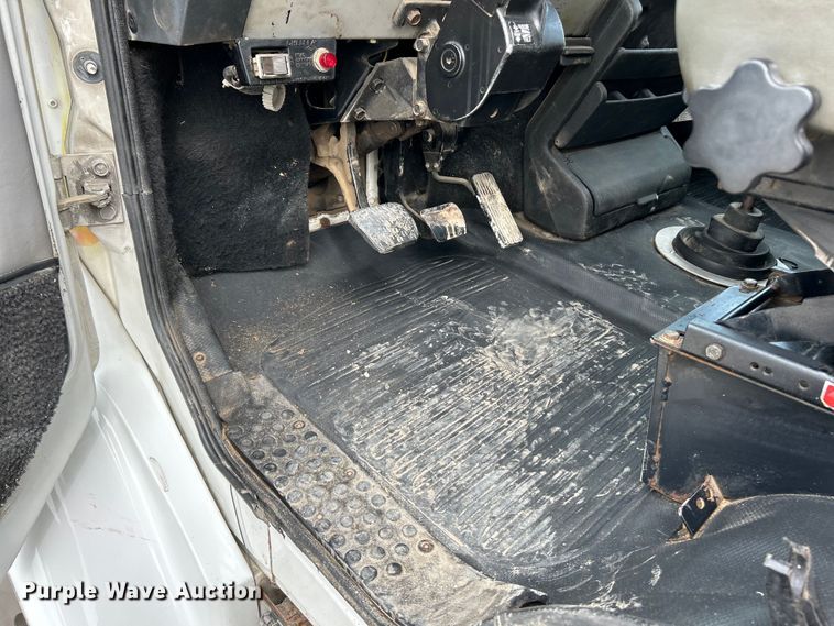 image for item EK4573 2001 Freightliner FL60 rollback truck