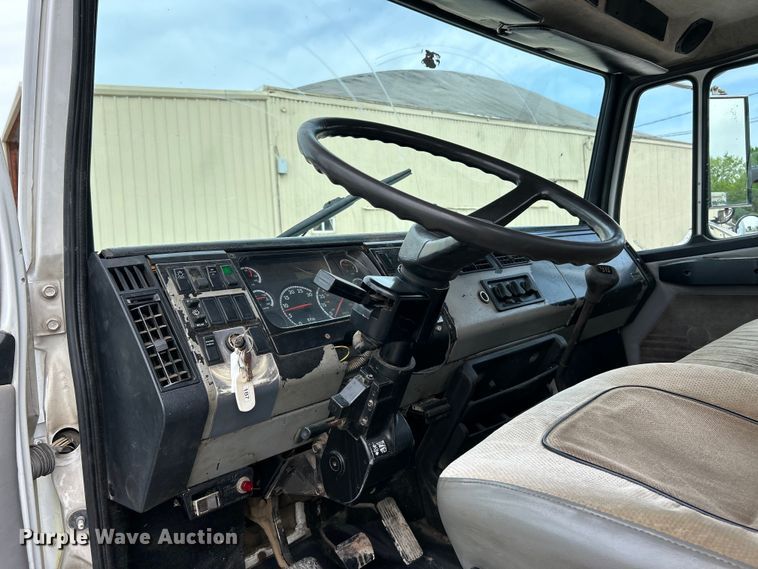 image for item EK4573 2001 Freightliner FL60 rollback truck
