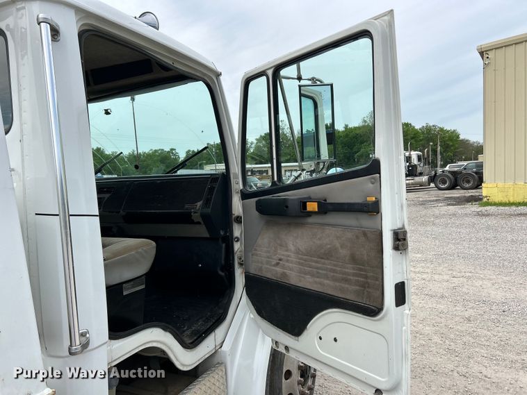 image for item EK4573 2001 Freightliner FL60 rollback truck