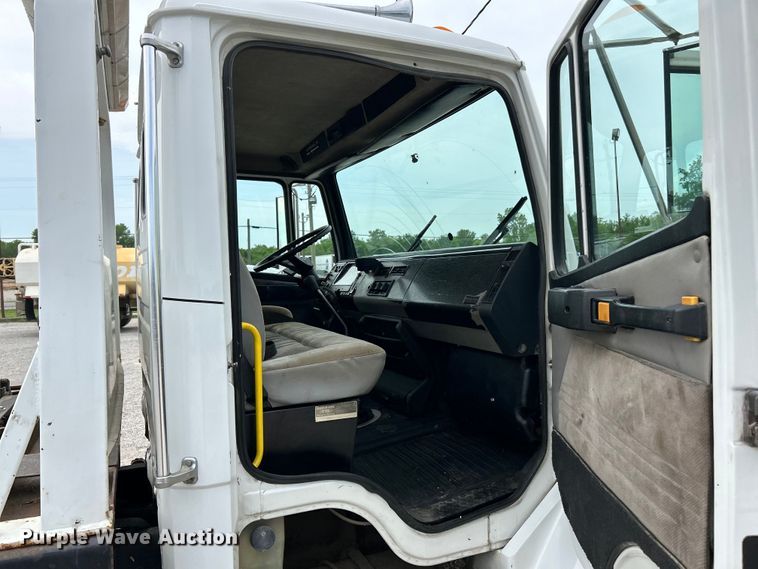 image for item EK4573 2001 Freightliner FL60 rollback truck