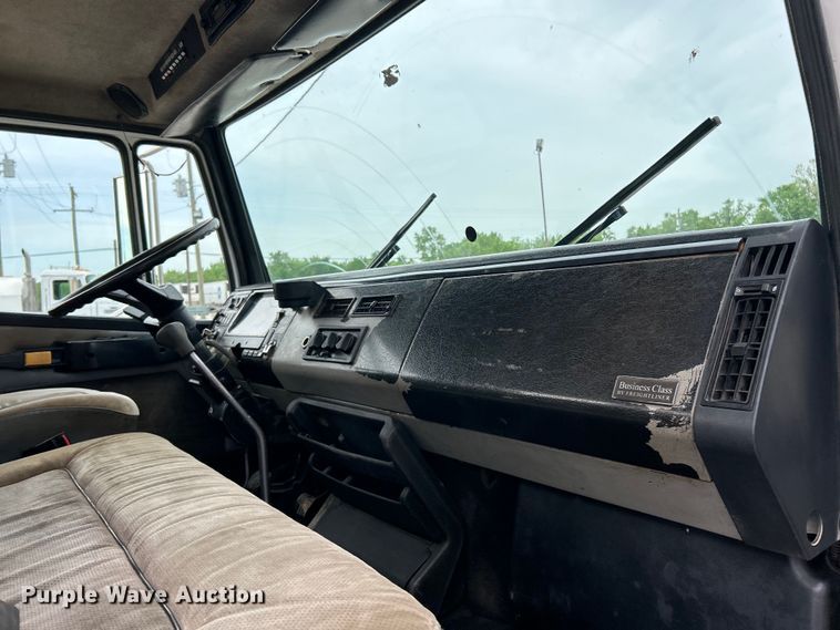 image for item EK4573 2001 Freightliner FL60 rollback truck