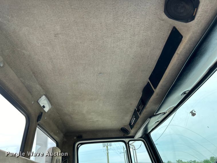 image for item EK4573 2001 Freightliner FL60 rollback truck