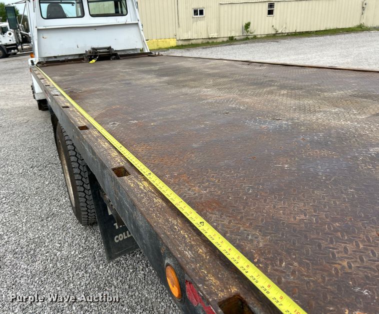 image for item EK4573 2001 Freightliner FL60 rollback truck