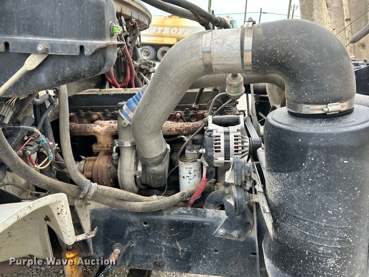 image for item EK4573 2001 Freightliner FL60 rollback truck