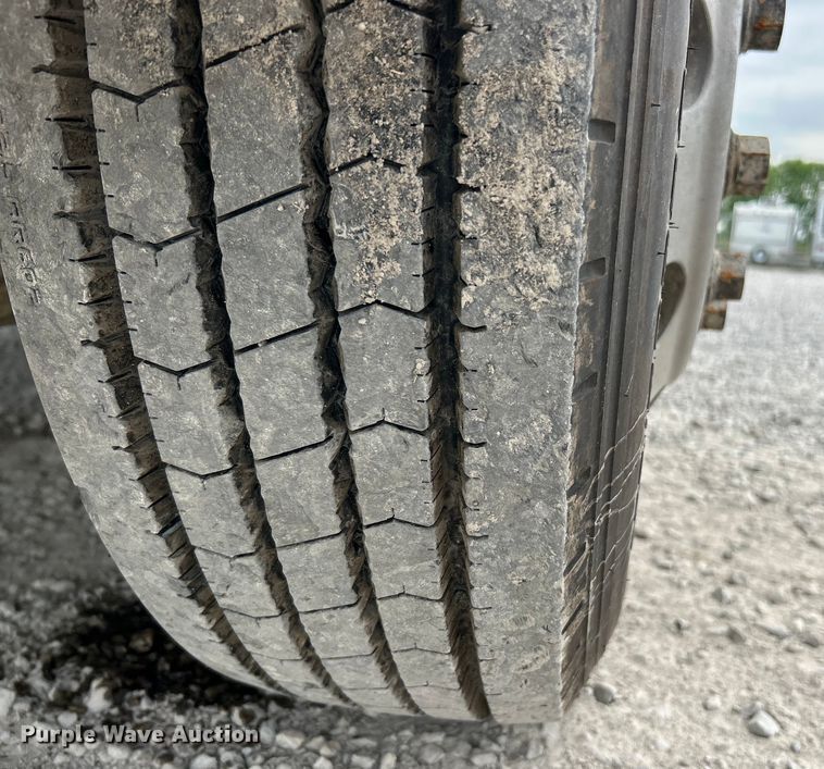 image for item EK4573 2001 Freightliner FL60 rollback truck