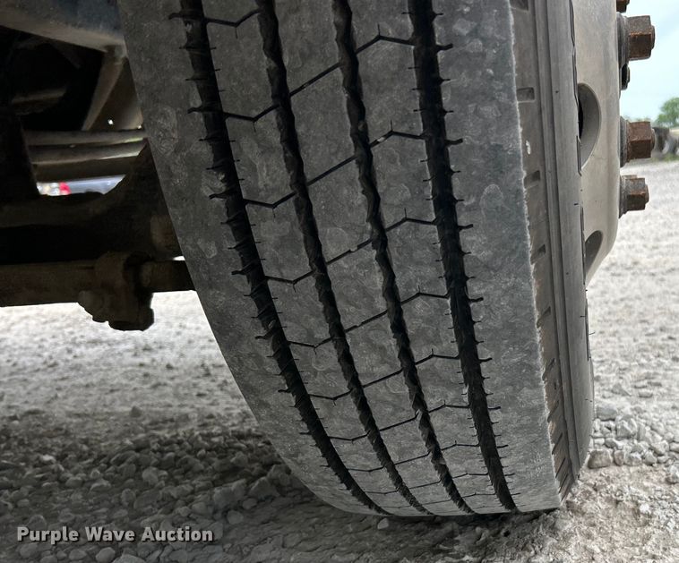 image for item EK4573 2001 Freightliner FL60 rollback truck