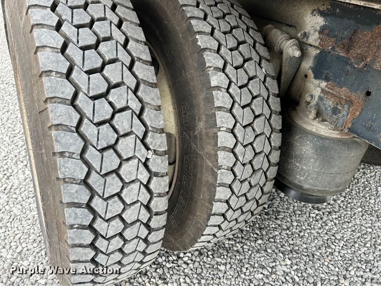 image for item EK4573 2001 Freightliner FL60 rollback truck