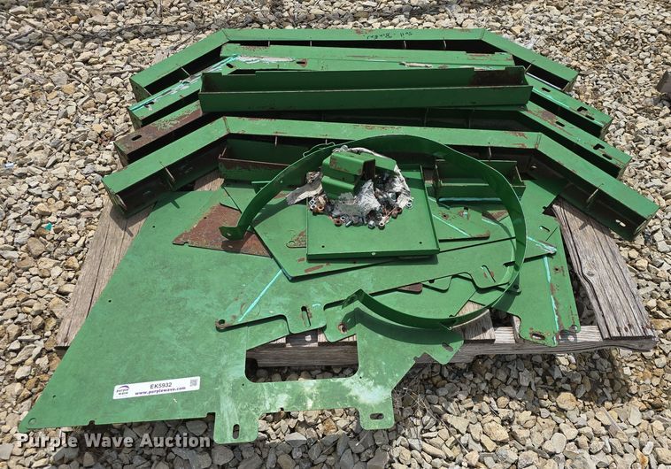 image for item EK5932 Maurer grain tank extension brackets and shields