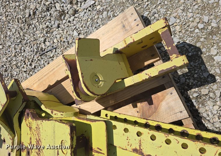 image for item EK5943 Dozer bucket bracket 