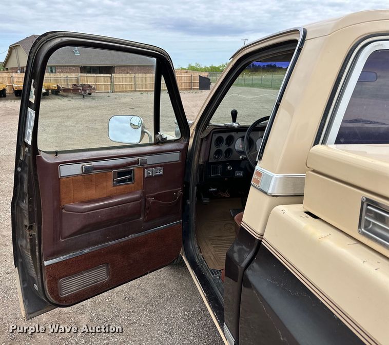 image for item JT9050 1984 GMC Sierra C1500 pickup truck