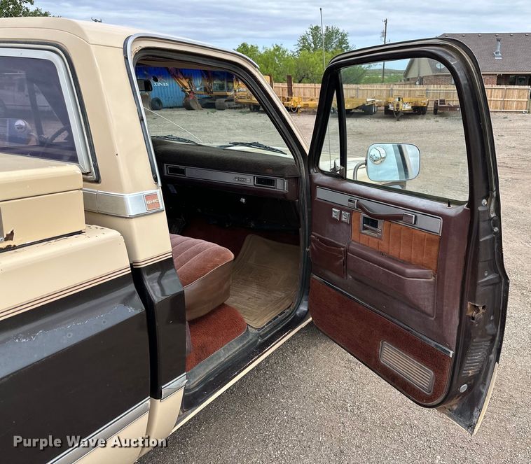 image for item JT9050 1984 GMC Sierra C1500 pickup truck