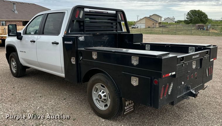 image for item JT9051 2020 Chevrolet Silverado 2500HD Crew Cab flatbed pickup truck