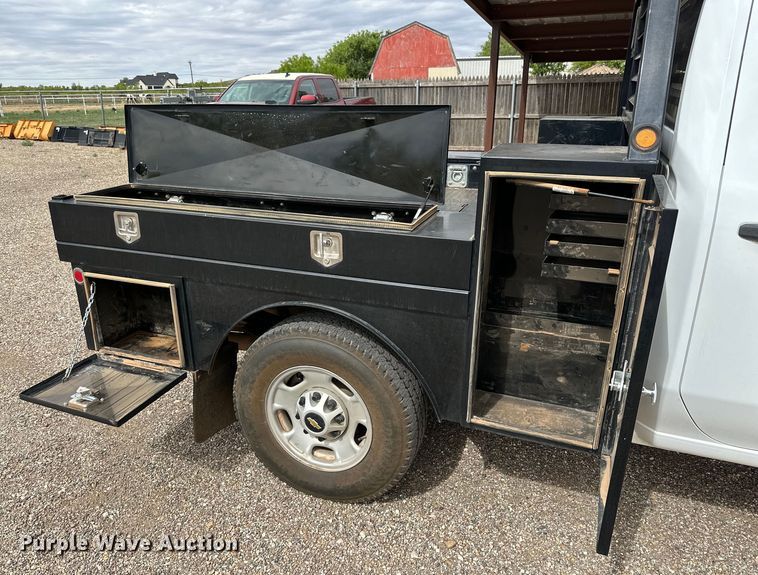 image for item JT9051 2020 Chevrolet Silverado 2500HD Crew Cab flatbed pickup truck