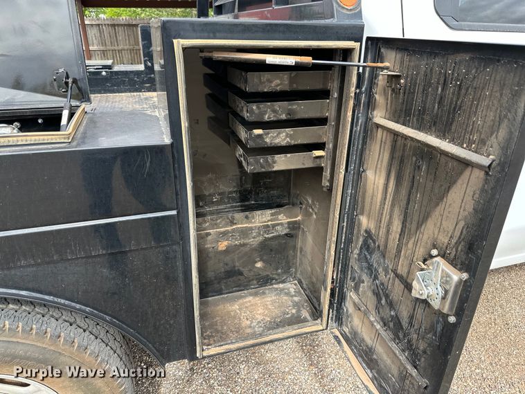 image for item JT9051 2020 Chevrolet Silverado 2500HD Crew Cab flatbed pickup truck