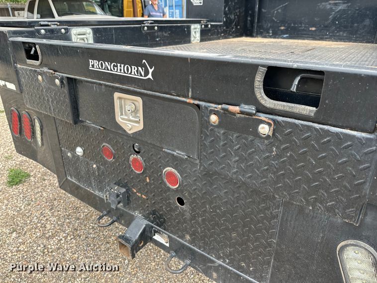 image for item JT9051 2020 Chevrolet Silverado 2500HD Crew Cab flatbed pickup truck