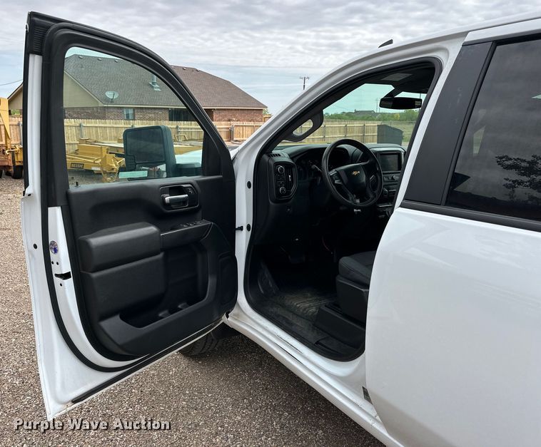 image for item JT9051 2020 Chevrolet Silverado 2500HD Crew Cab flatbed pickup truck