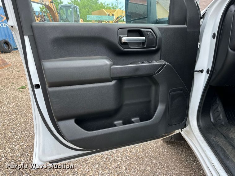 image for item JT9051 2020 Chevrolet Silverado 2500HD Crew Cab flatbed pickup truck