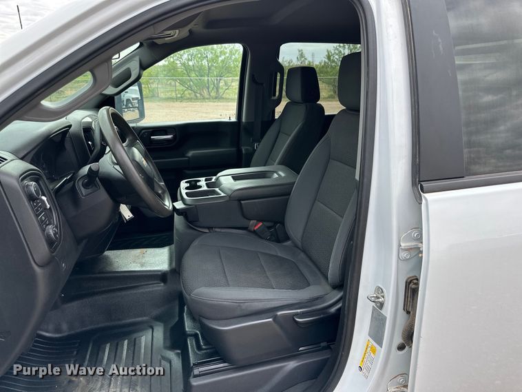 image for item JT9051 2020 Chevrolet Silverado 2500HD Crew Cab flatbed pickup truck