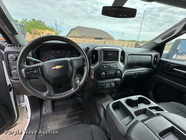 image for item JT9051 2020 Chevrolet Silverado 2500HD Crew Cab flatbed pickup truck