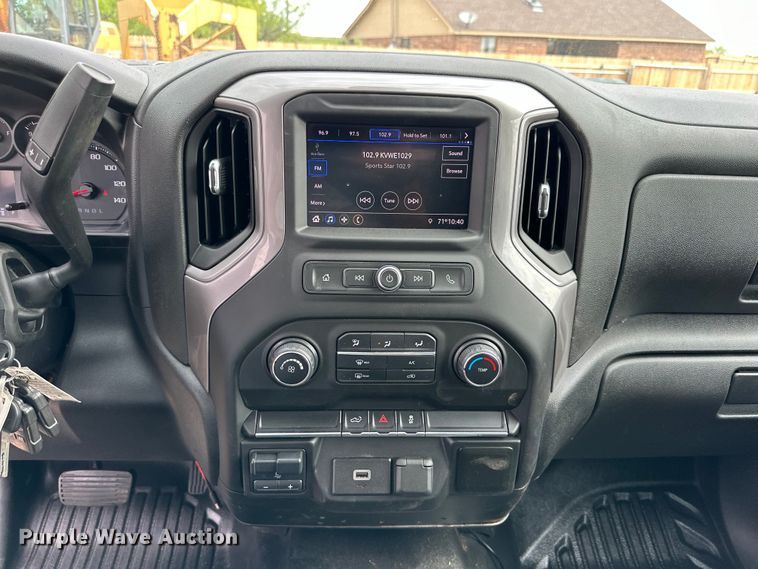 image for item JT9051 2020 Chevrolet Silverado 2500HD Crew Cab flatbed pickup truck