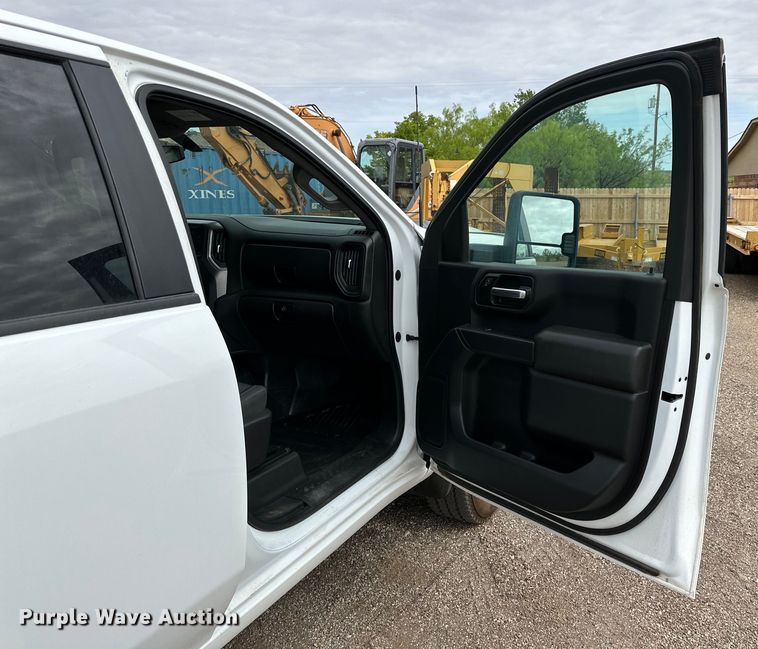 image for item JT9051 2020 Chevrolet Silverado 2500HD Crew Cab flatbed pickup truck