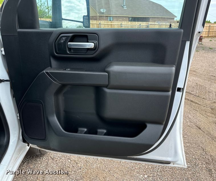 image for item JT9051 2020 Chevrolet Silverado 2500HD Crew Cab flatbed pickup truck