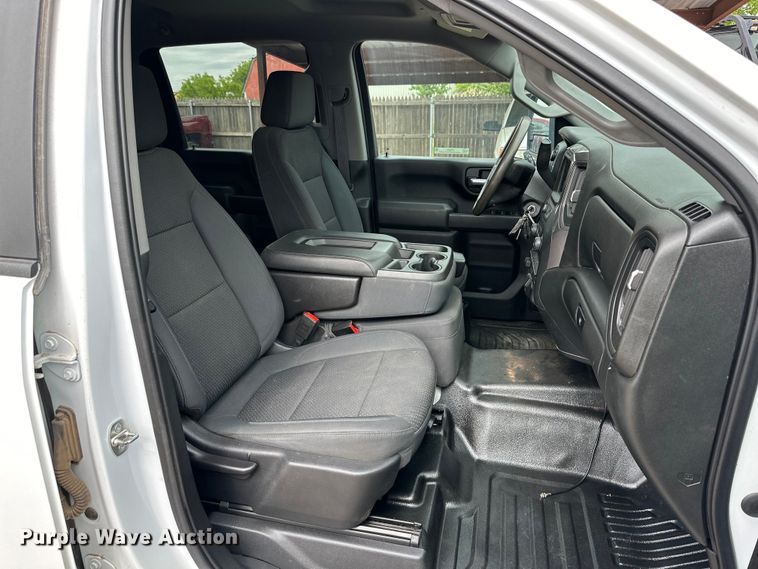 image for item JT9051 2020 Chevrolet Silverado 2500HD Crew Cab flatbed pickup truck