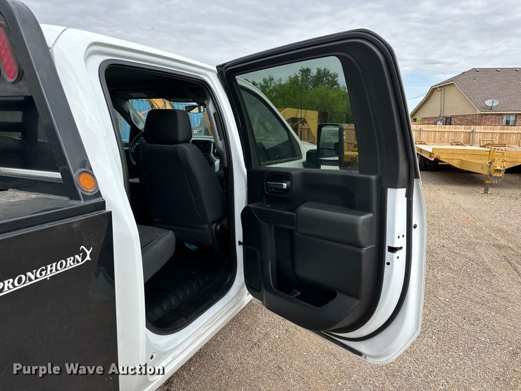 image for item JT9051 2020 Chevrolet Silverado 2500HD Crew Cab flatbed pickup truck