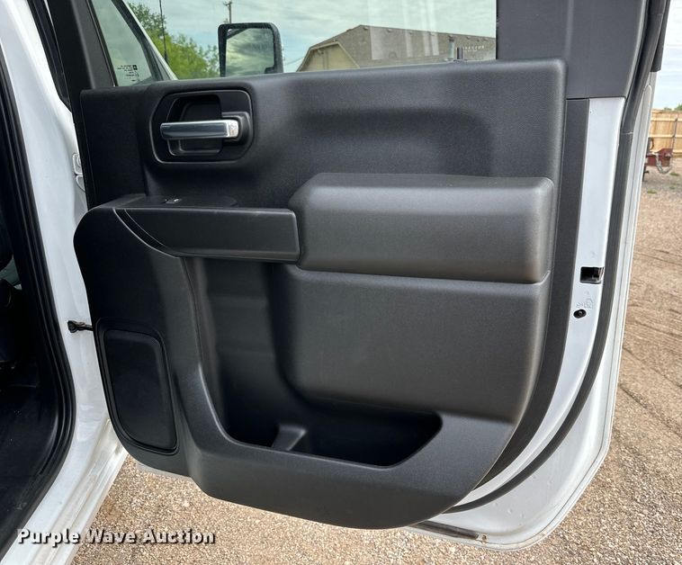 image for item JT9051 2020 Chevrolet Silverado 2500HD Crew Cab flatbed pickup truck