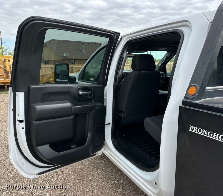 image for item JT9051 2020 Chevrolet Silverado 2500HD Crew Cab flatbed pickup truck