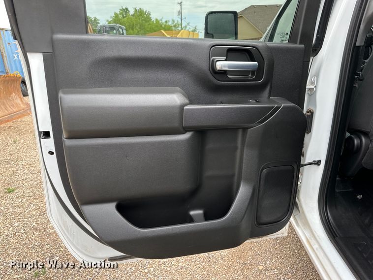 image for item JT9051 2020 Chevrolet Silverado 2500HD Crew Cab flatbed pickup truck